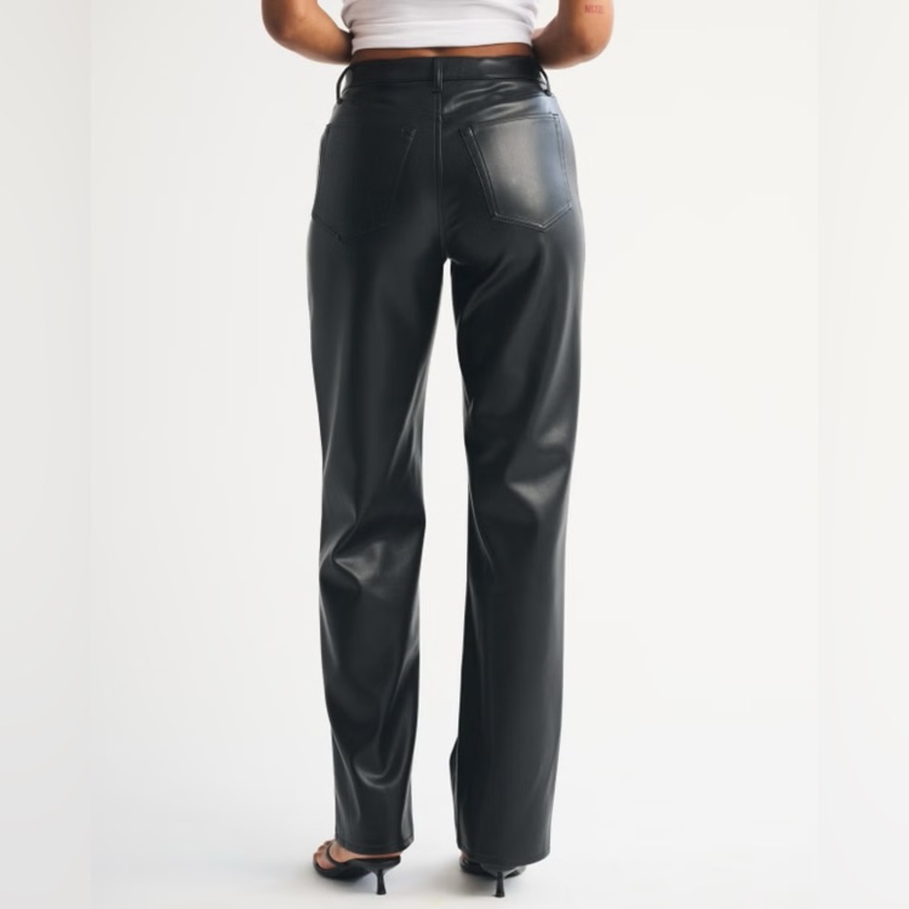 Abercrombie & Fitch Curve Love High Rise 90s Relaxed Vegan Leather Pant size 29 - Picture 3 of 6